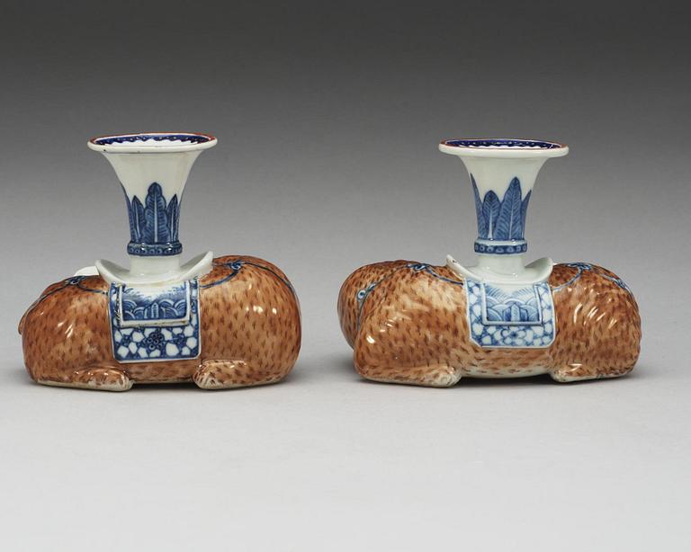 LJUSSTAKAR, ett par, kompaniporslin. Qing dynastin, Qianlong (1736-95).