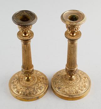 LJUSSTAKAR, 1 par, förgylld brons, senempire, 1800-talets första hälft.