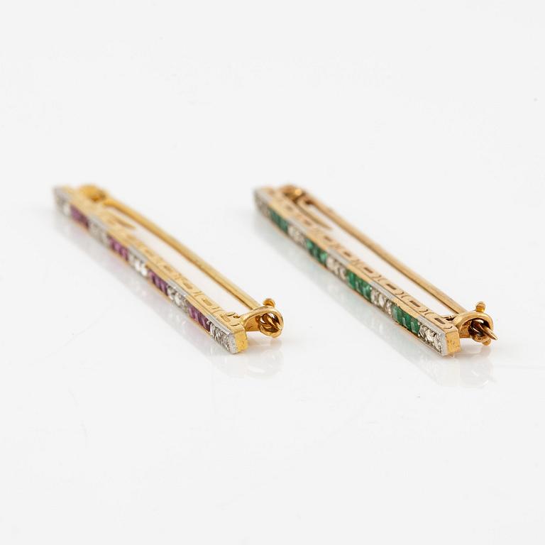 Two brooches in 18K gold and platinum set with step-cut emeralds and rubies and rose-cut diamonds.