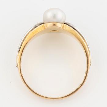 Ring 18K guld med en odlad pärla och en gammalslipad diamant.