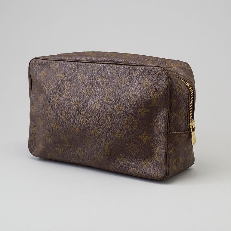 LOUIS VUITTON "Trousse Toilette 28" toilet bag.