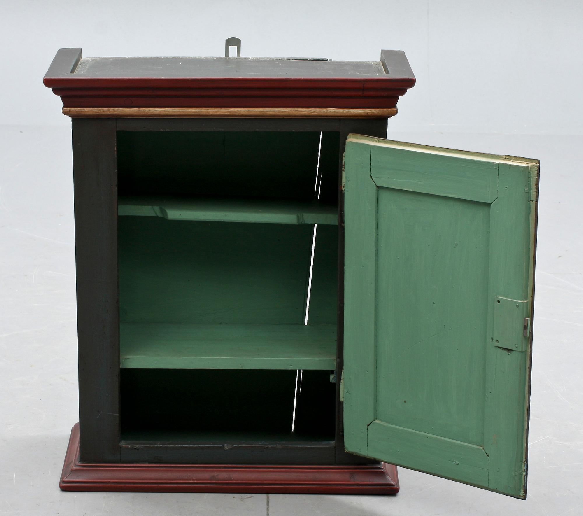 HÄNGSKÅP, allmoge, 1800-tal.