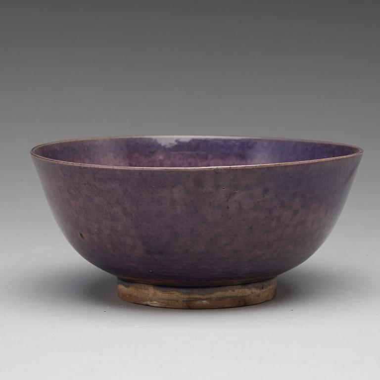 A purple bowl, Qing dynasty, 17th Century with Hongzhis six character mark.