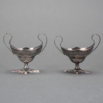 SALTKAR, ett par, silver, bär fantasistämplar. 114 gram.