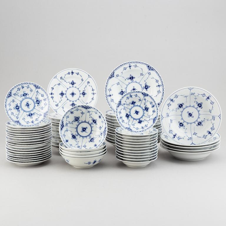 Matservis, 62 delar, porslin, "Musselmalet", Royal Copenhagen.
