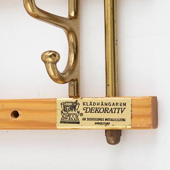 Klädhängare, ett par, "Dekorativ", Skoglunds metallgjuteri, Anderstorp, 1900-talets mitt.