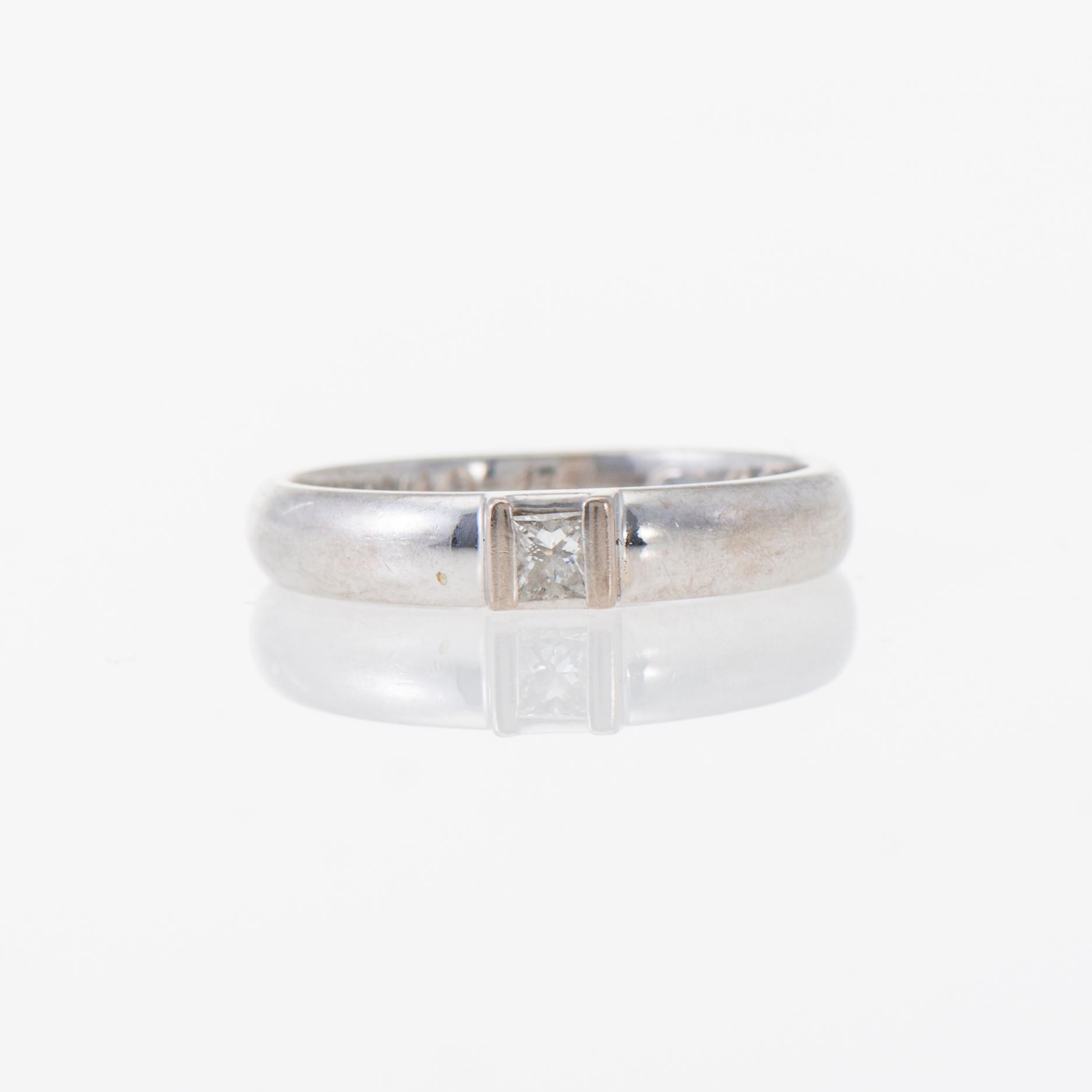 RING, 18K vitguld, prinsesslipad diamant. Kultajousi, Helsingfors 2006. Vikt ca 3,3 g.