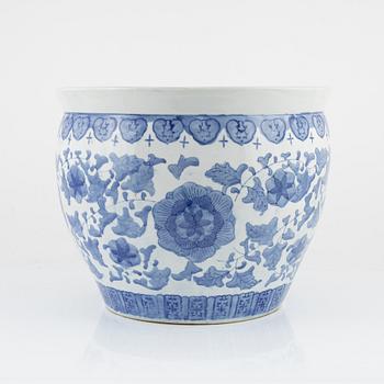 A blue and white porcelain fish basin, China, second half of the 20th Century.