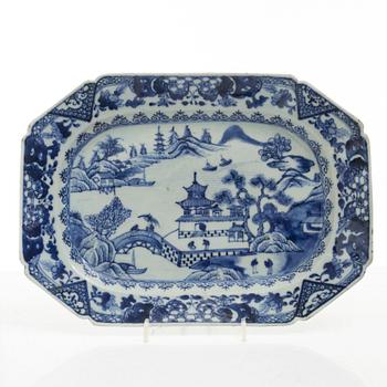 Stekfat, 5 st, kompaniporslin, Qingdynastin, Kina, 1700/1800-tal samt ask med lock och vas, Kina, 1900-tal.