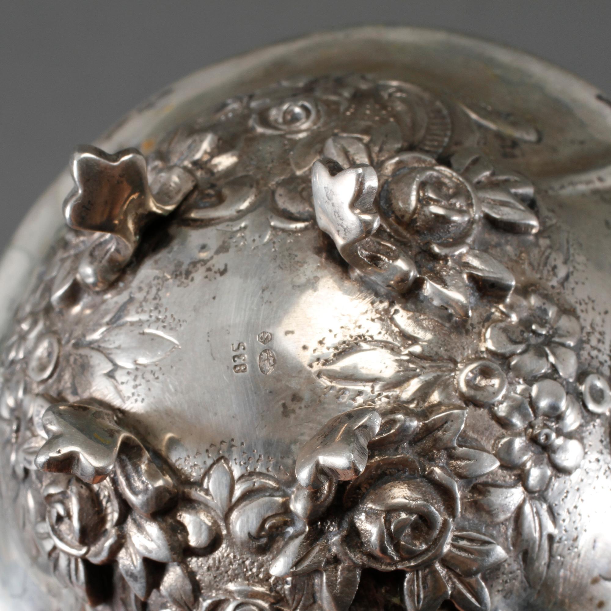 GRÄDDKANNA samt SOCKERSKÅL, silver, rokokostil, vikt ca 140 gram.