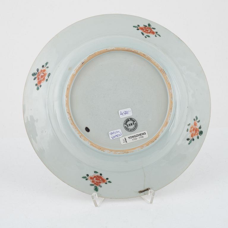 A Chinese export porcelain armorial plate, Qing dynasty, 18th century.