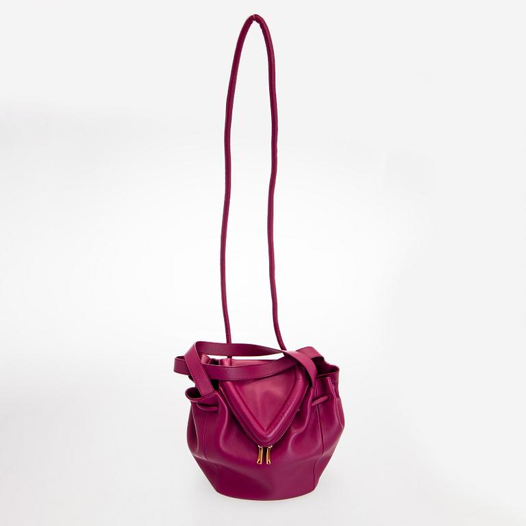 Bottega Veneta, a "Beak" bag.