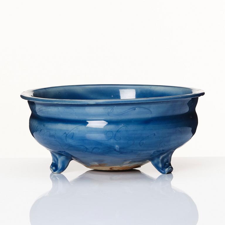 A blue glazed tripod censer, Qing dynasty, 19th Century.