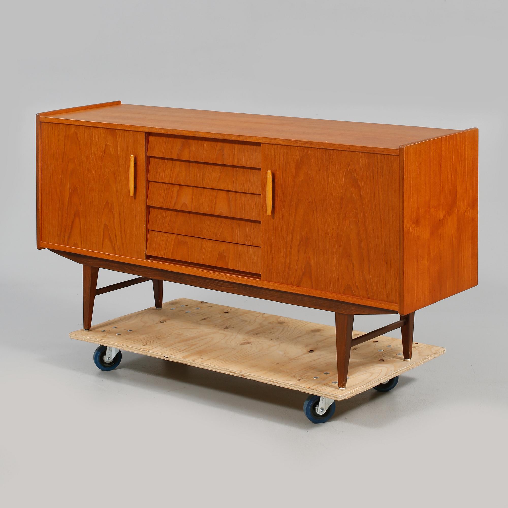 SIDEBOARD, 1900-talets mitt.