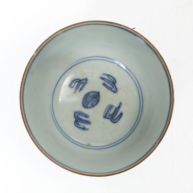 A Chinese blue and white kui dragon bowl, Ming dynasty, 17th century.