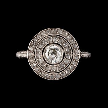 RING från Tiffany & Co med gammalslipad diamant ca 0.42 ct samt mindre rosenslipade diamanter totalt ca 1.00 ct.