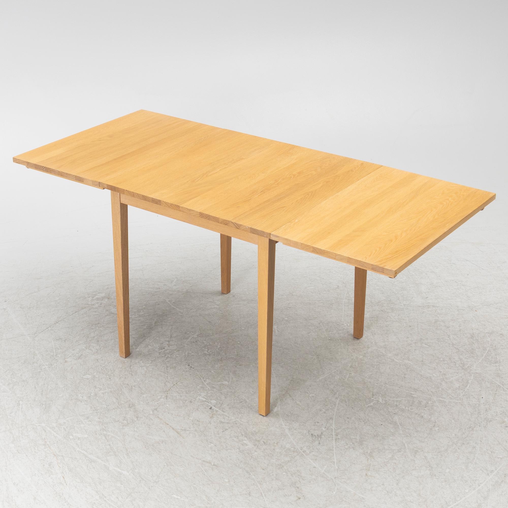 Dining table with leaves, 21st century.