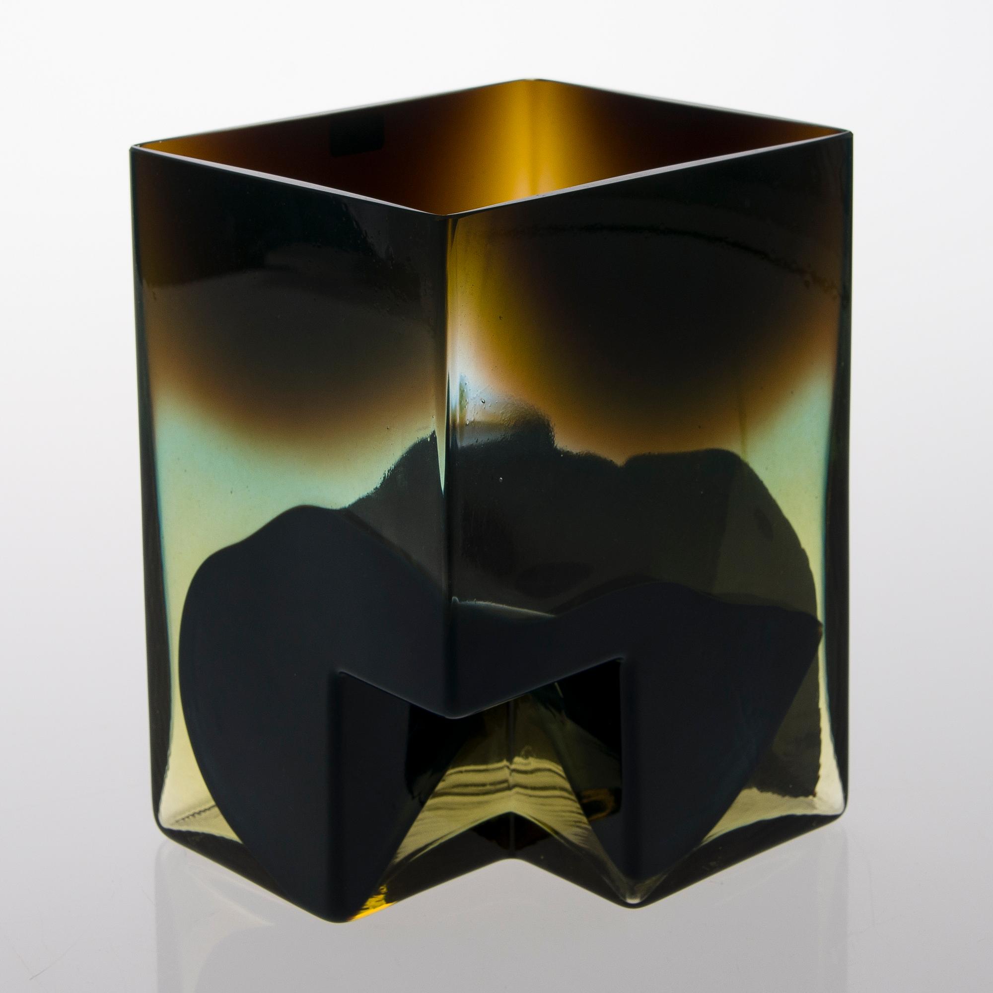 A 1980s glass vase signed Novart-maljakko 16. Oiva Toikka Nuutajärvi Notsjö.