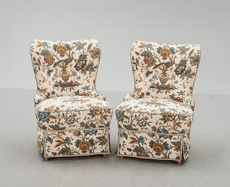 EMMAFÅTÖLJER, ett par, rokokostil, 1940/50-tal.
