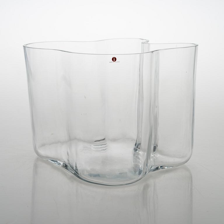 ALVAR AALTO, a 1988 '3031' vase signed Alvar Aalto for Iittala.