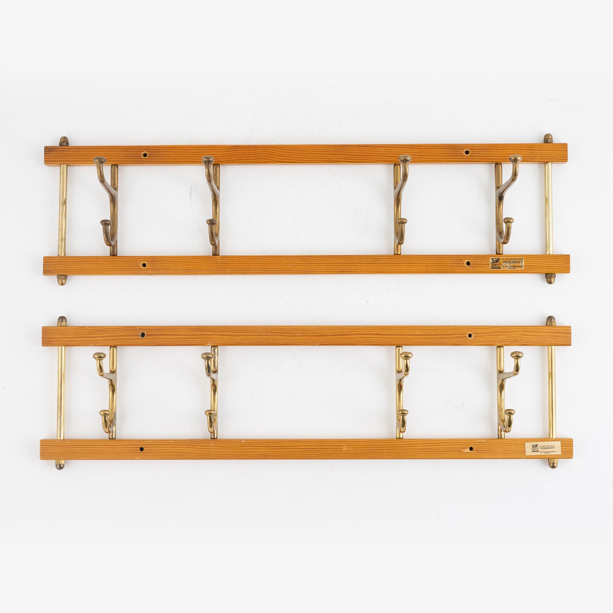 Klädhängare, ett par, "Dekorativ", Skoglunds metallgjuteri, Anderstorp, 1900-talets mitt.