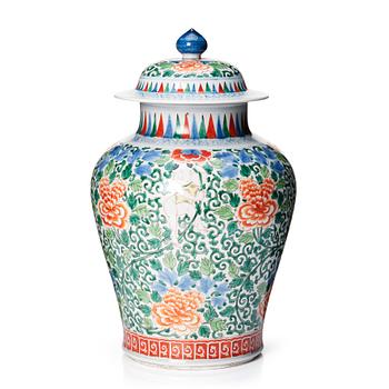 1298. A large wucai jar with cover, decorated in Transition style, Samson, 19th Century.