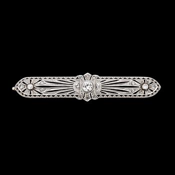 1123. BROSCH, platina med gammal- och rosenslipade diamanter, tidigt 1900-tal.
