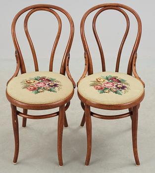 STOLAR, ett par, Thonet, etikettmärkta. omkring år 1900.
