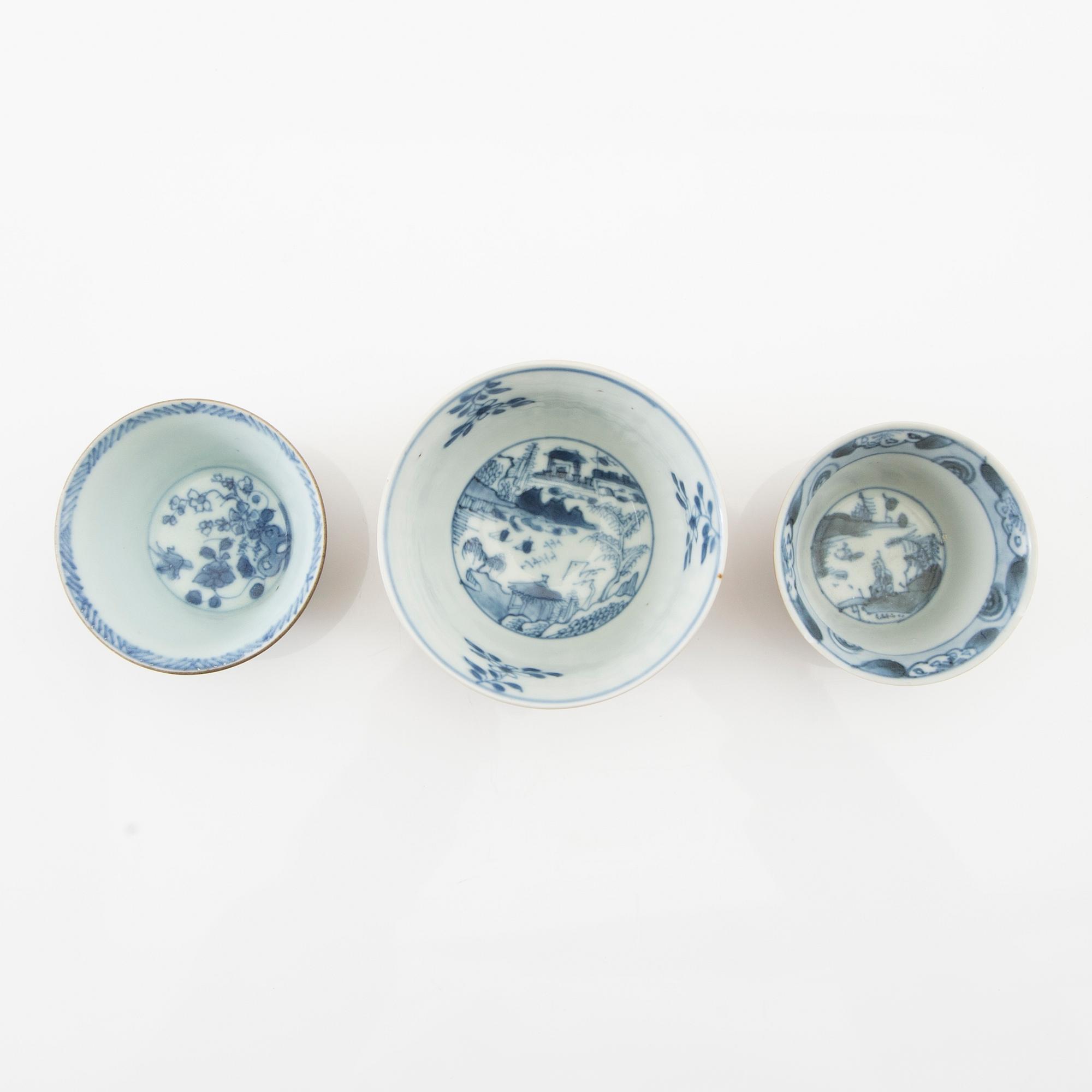 Plates 2 pcs and cups 3 pcs China 18th century porcelain.
