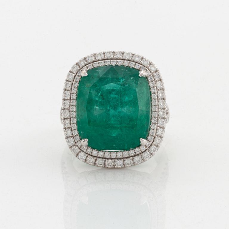 An 18K white gold ring set with a faceted emerald.