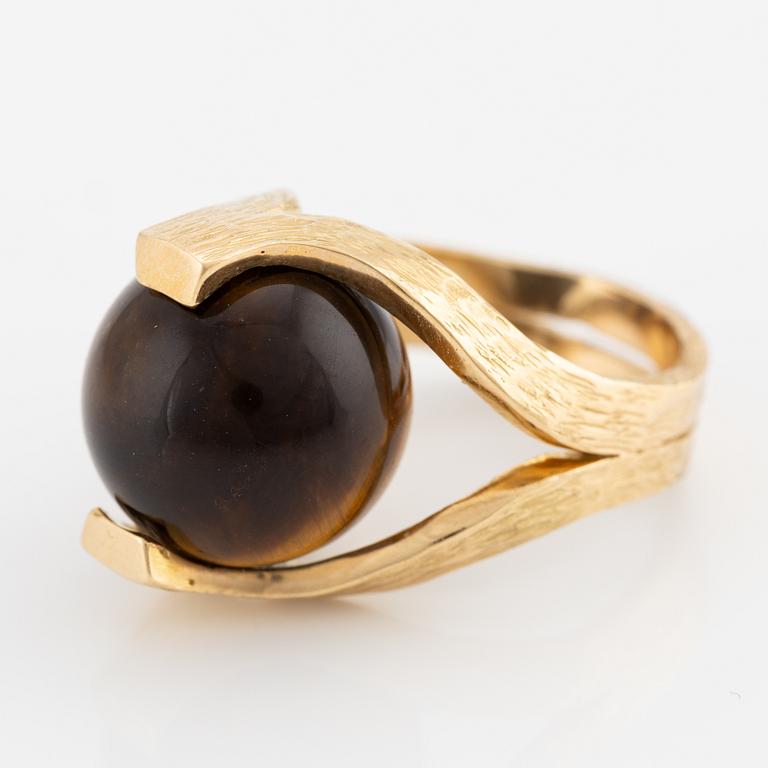 Gilbert Albert, ring, 18K gold with tiger's eye.