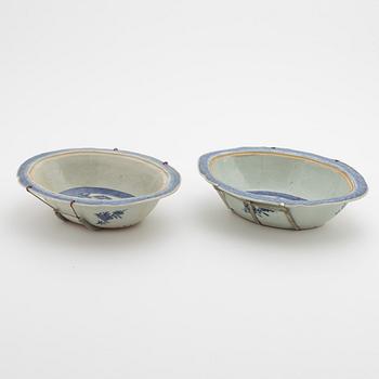 Skålfat, två stycken, porslin, Kina, Jiaqing, (1796-1820).