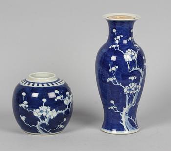 VASER samt BOJANER, 4 delar, porslin, 1800-tal, Kina.