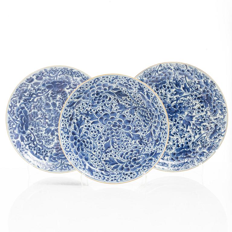 A group of three large Chinese blue and white porcelain dishes, Qing dynasty, Kangxi (1662-1722).