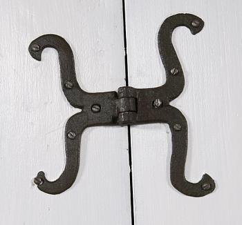 KLÄDSKÅP. 1800-tal.