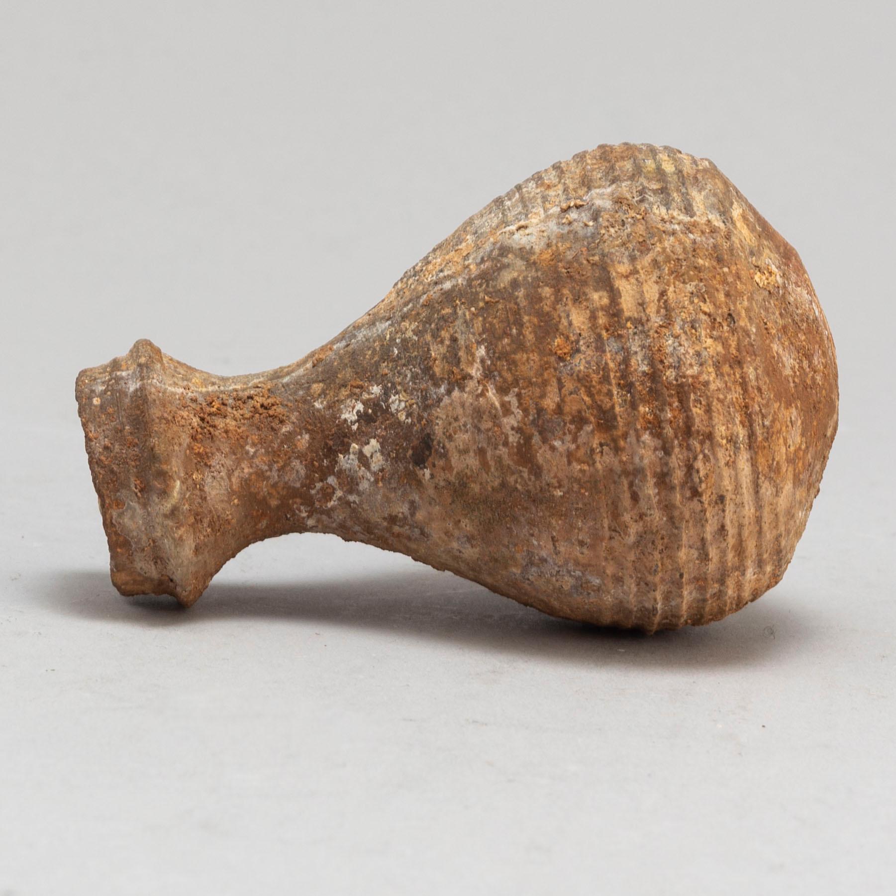 BÄGARE samt FLASKA, keramik. Varav bägaren Handynastin (206 f.Kr - 220 e.Kr).