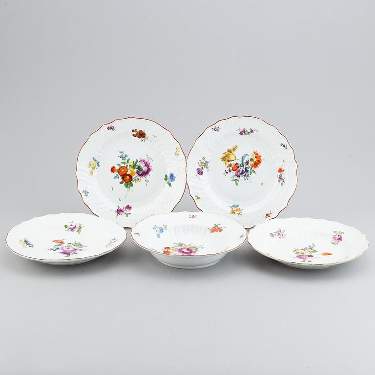 13 Meissen porcelain dishes, and a serving dish, punktzeit (1756-1773).