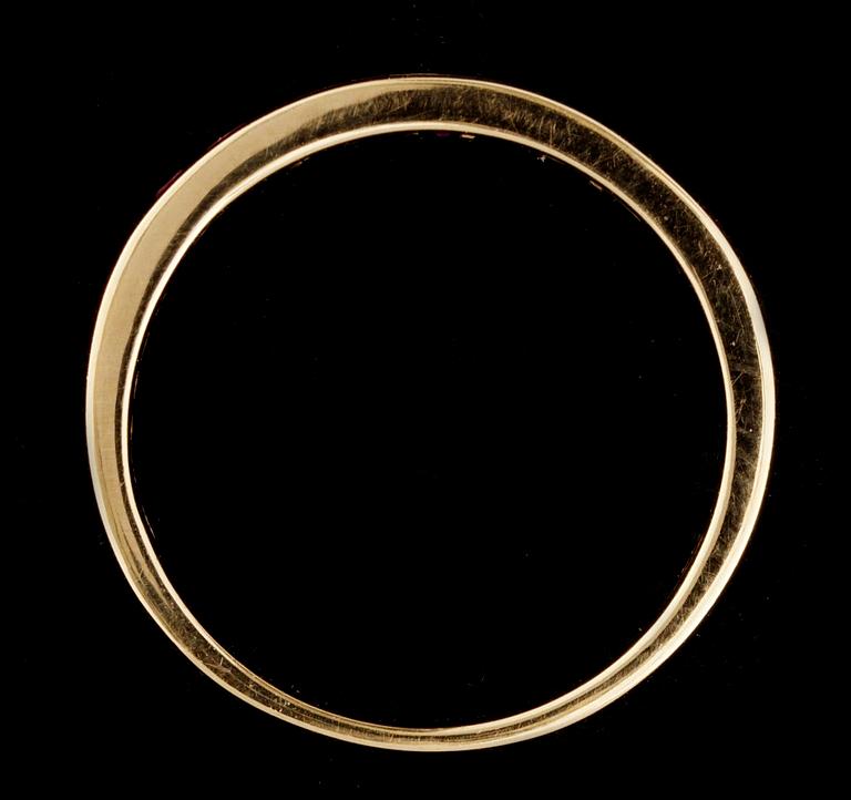 RING, 18k guld med carréslipade rubiner, tot. 0.80 ct.