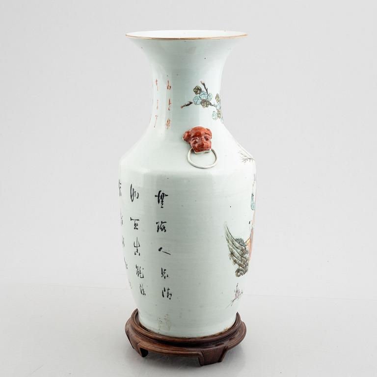 A porcelain vase, China, mid 20th century.