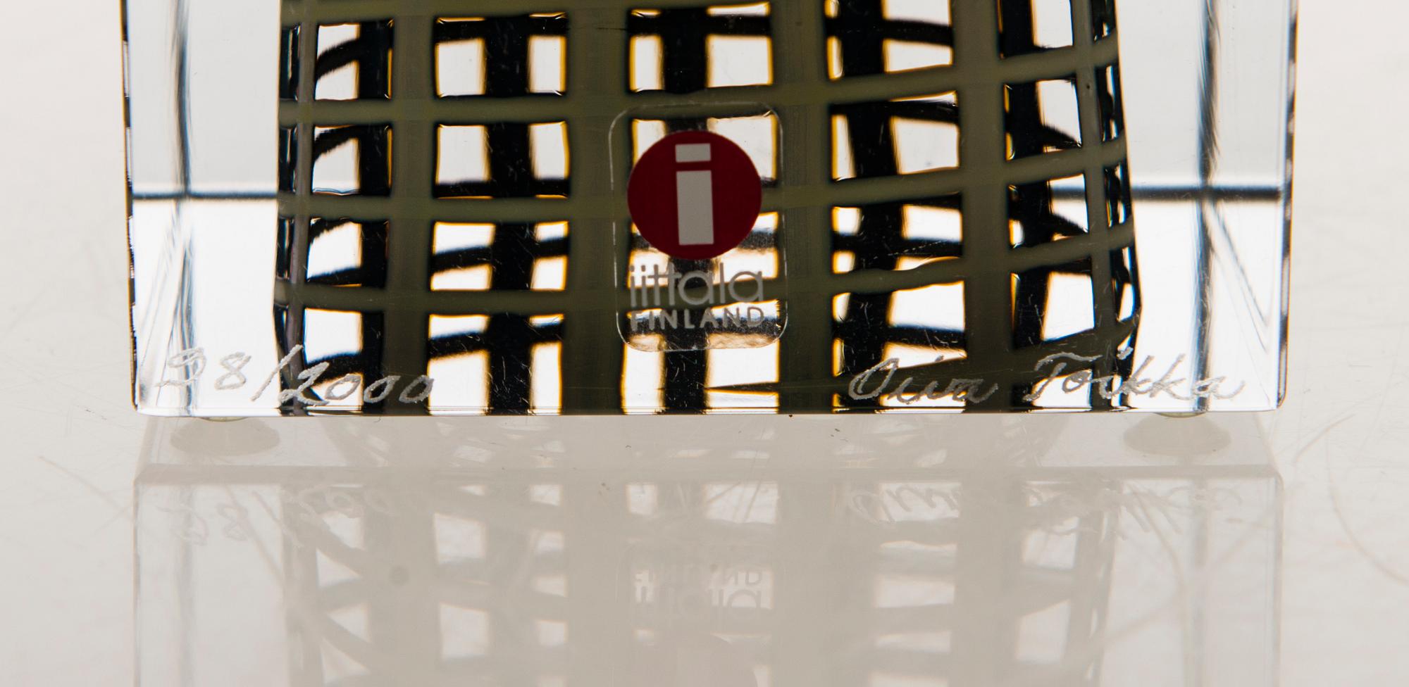 OIVA TOIKKA, AN ANNUAL CUBE, glass, signed Oiva Toikka Nuutajärvi 2002, numbered 98/2000.