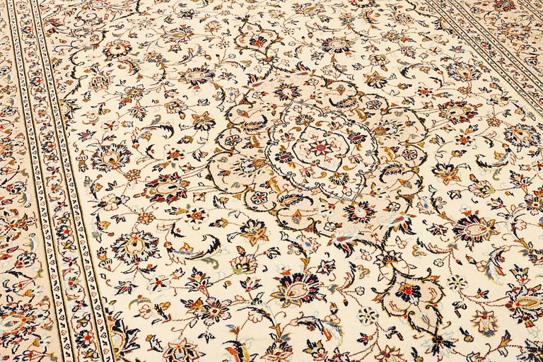 A Kashan rug, a. 347 x 250 cm.