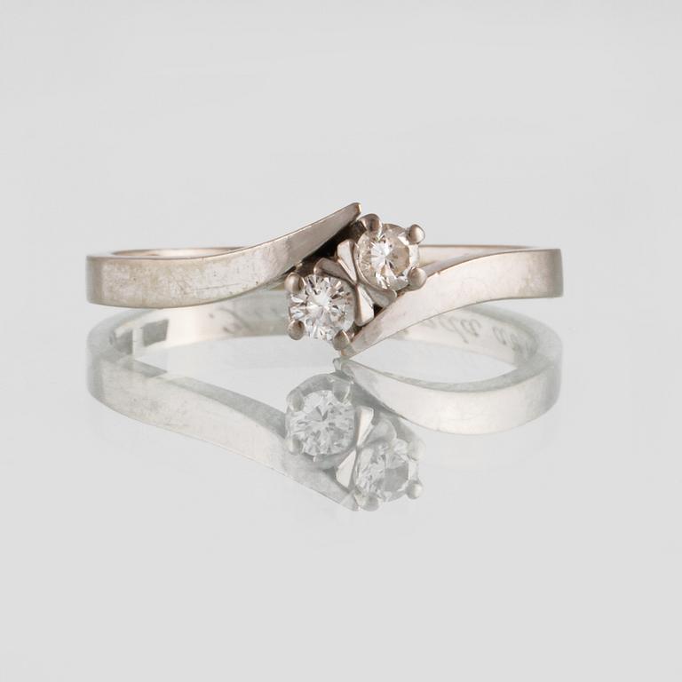RING, 18K vitguld med 2 briljantslipade diamanter 0.17 ct, Gustav Dahlgren & Co, Malmö, 1964. Vikt 3,3 gram.
