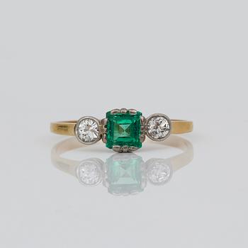 RING, 18K guld med trappslipad smaragd ca 0,50 ct samt gammalslipade diamanter tot ca 0,20 ct. Total vikt ca 2,02 g.
