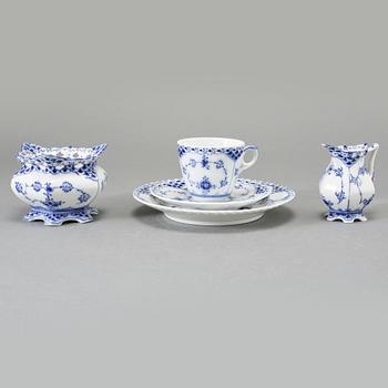 SERVISDELAR, 22 st, porslin, "Musselmalet", Royal Copenhagen, 1900-talets andra hälft.