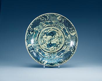 1536. A large blue and white Swatow charger, Ming dynasty, Wanli (1573-1619).