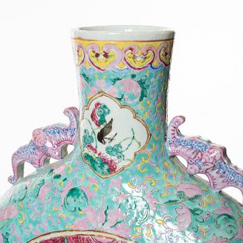 Praktvas, porslin. Qingdynastin, 1800-tal.