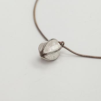 Marja Suna, rintakorut ja riipus, ”Lumikukka”, hopeaa, Kalevala Koru.