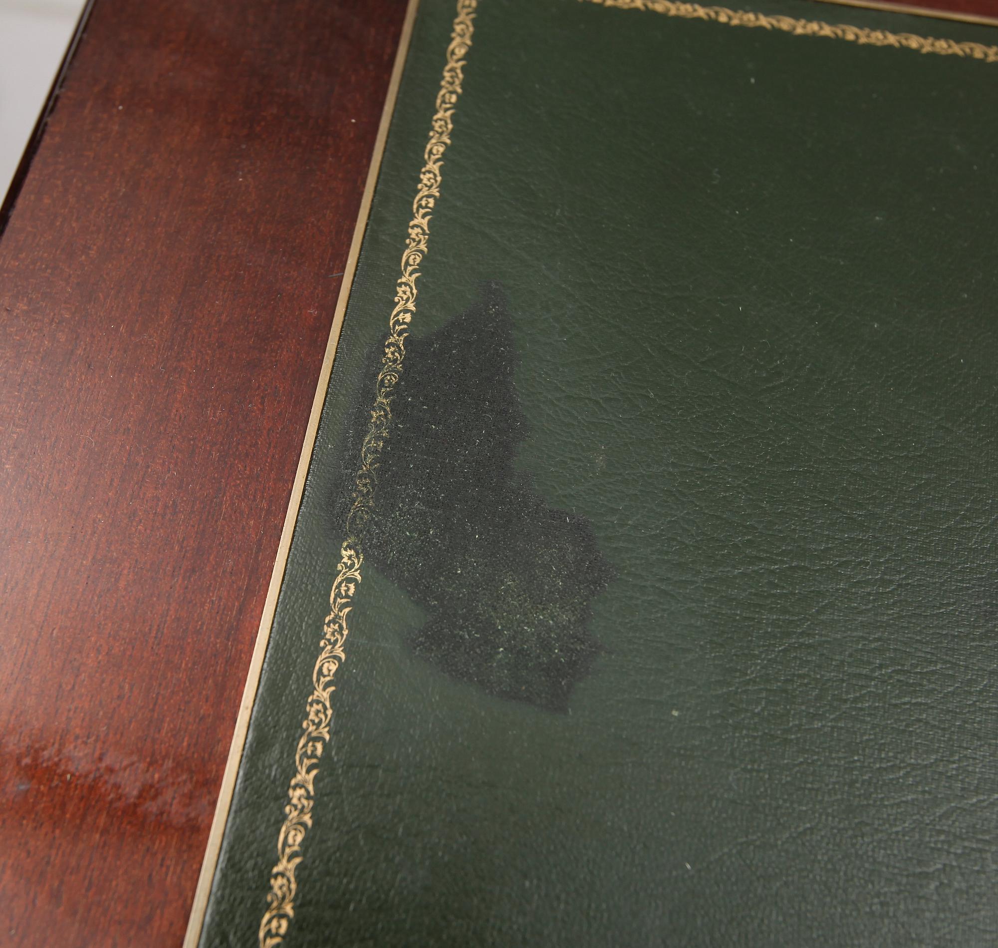 SKRIVBORD, gustaviank stil, 1900-talets andra hälft.