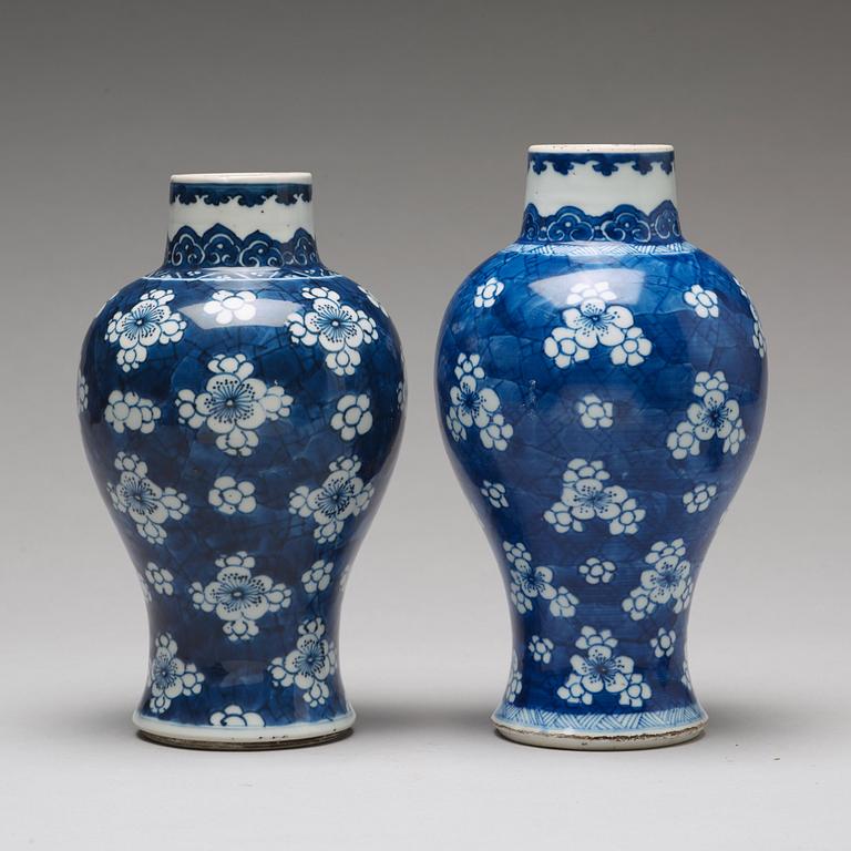 A pair of blue and white vases, Qing dynasty, Kangxi (1662-1722).