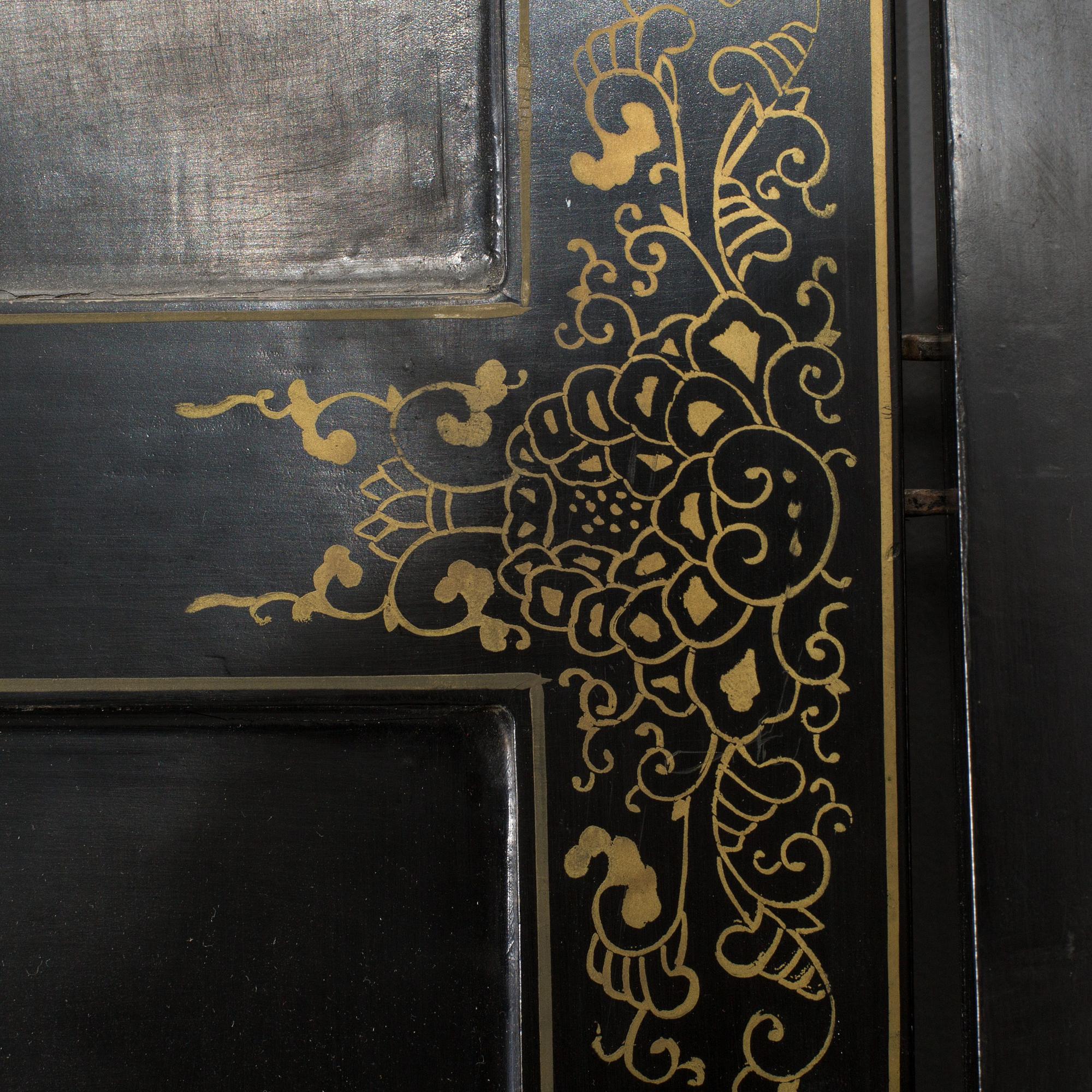 A MIDDLE OF 20TH CENTURY FOLDING SCREEN.